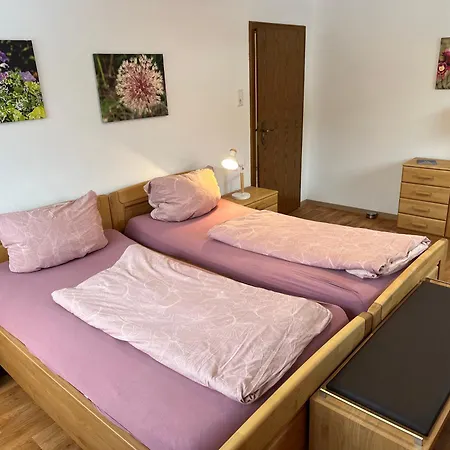 Апартаменты Am Wald Mit Garten & Hot-tub & Alpakas Мешеде